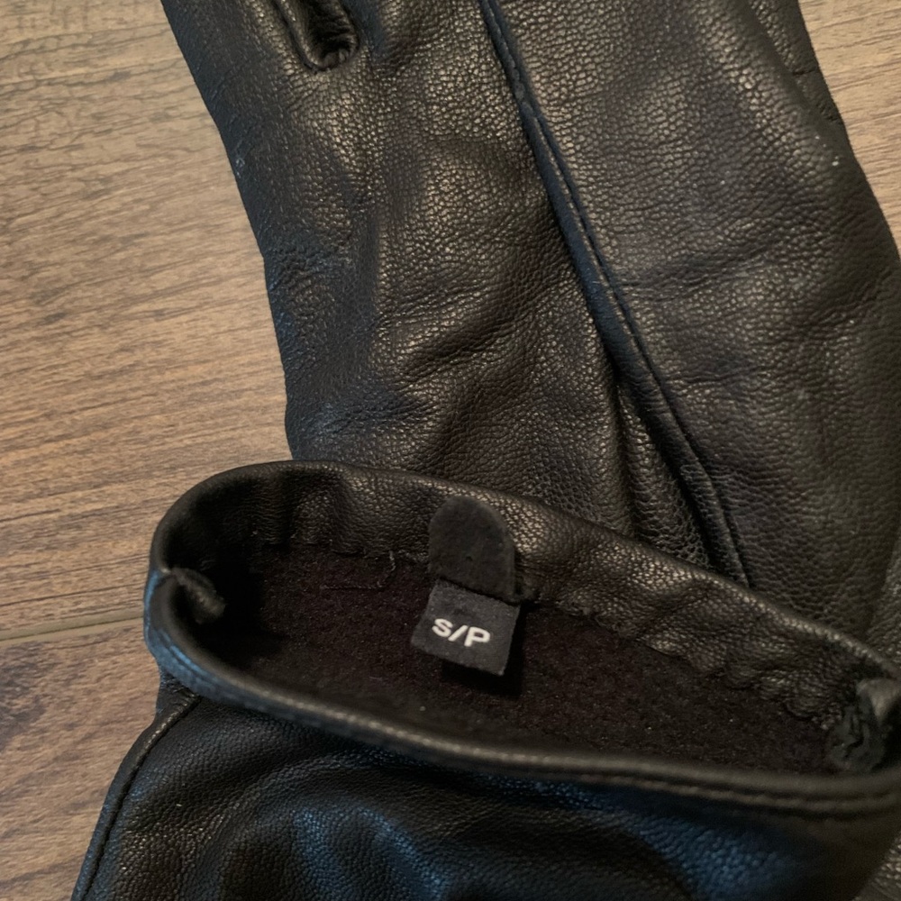 MICHAEL KORS Elegant Touch Tip Black Leather Gloves - Picture 5 of 8